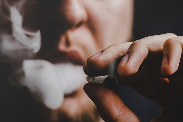 Wie so oft, hängt das Risiko zum einen von der Menge, der Häufigkeit, dem THC-Gehalt und der Dauer des Konsums ab.